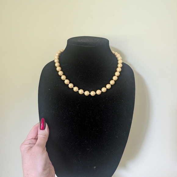 Jewelry - VintGe Yellow Beaded Necklace